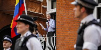 Wegen Bespitzelung - Besucher von Assange verklagen CIA Wegen Bespitzelung - Besucher von Assange verklagen CIA