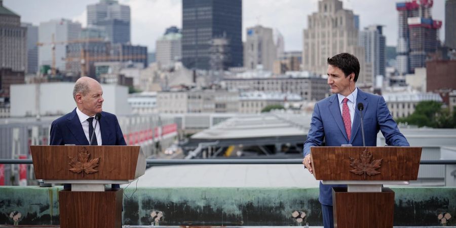 Bundeskanzler Olaf Scholz (SPD) und Kanadas Permier Justin Trudeau (r) geben eine Pressekonferenz.