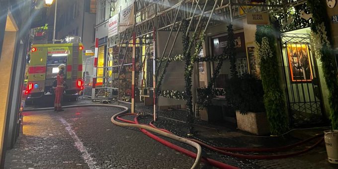 Dieses Bild wurde kurz nach 23 Uhr aufgenommen: Die Feuerwehr steht im Zürcher Kreis 1 nach einem Dachstock-Brand vom frühen Montagabend noch immer im Einsatz. Feuerwehr Kreis 1 Niederdorf