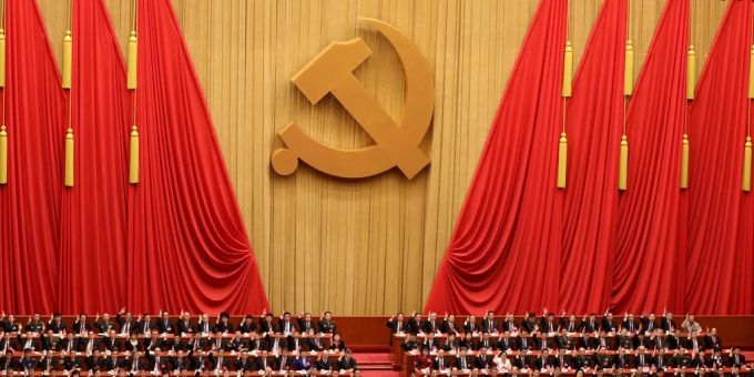 Delegierte bei einer Abstimmung während des 19. nationalen Parteitags der Kommunistischen Partei Chinas, 2017 in Peking. KPC Parteikongress