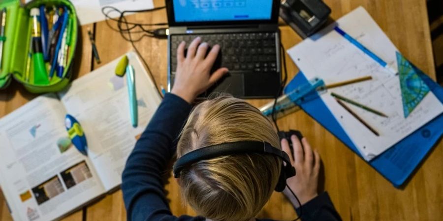 Junge bei Homeschooling