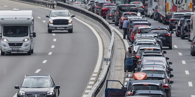 10 Kilometer - Ferienrückkehrer aus Süden stehen am Gotthard im Stau