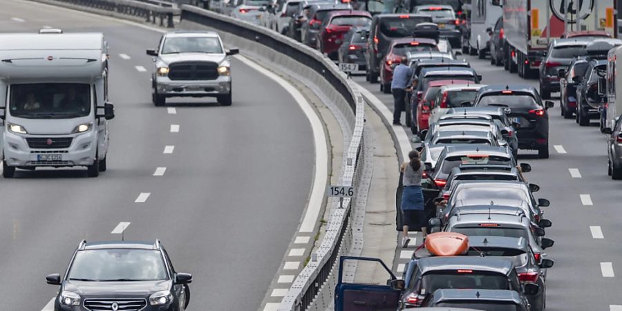 Wie am Samstag hat sich auch am Sonntag der Verkehr vor dem Gotthard in Richtung Norden gestaut. (Archivbild)