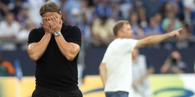 Gladbachs Trainer Daniel Farke (l) reagiert auf die Elfmeterentscheidung des Schiedsrichters. Gladbachs Trainer Daniel Farke (l) reagiert auf die Elfmeterentscheidung des Schiedsrichters.