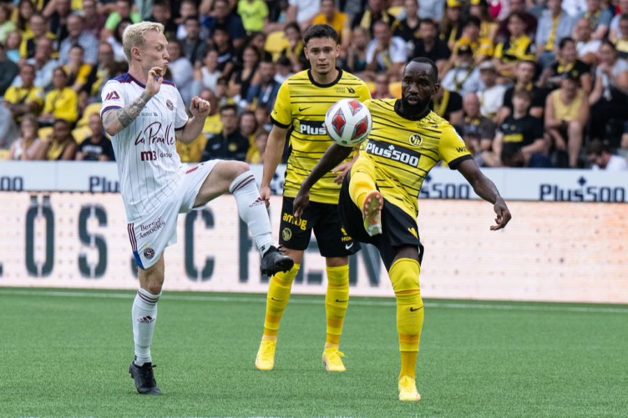 Nicolas Moumi Ngamaleu (r.) kämpft mit Patrick Pflücke um den Ball.