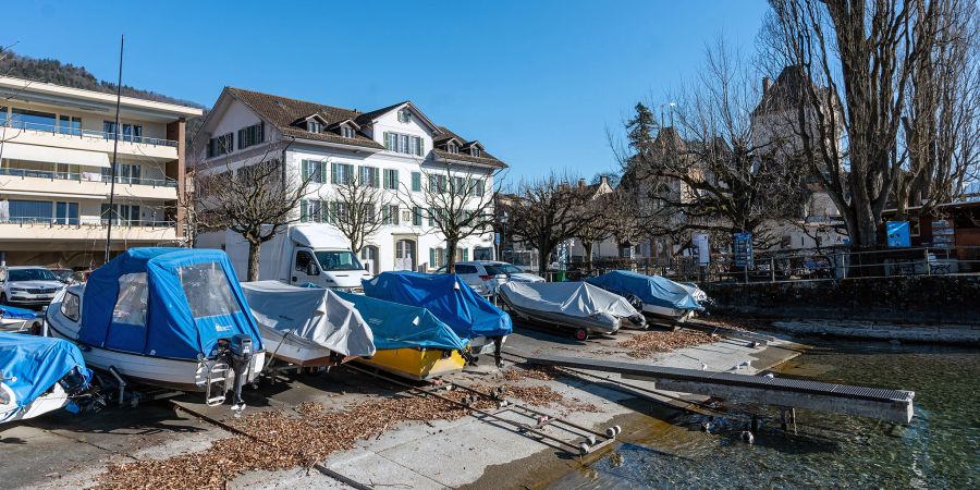 Oberhofen am Thunersee. Rechts das Schloss Oberhofen.