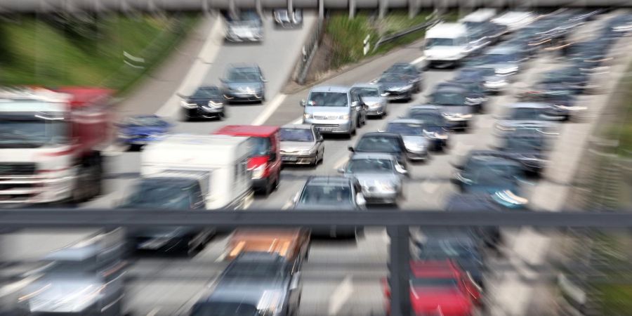 Ohne Raserei zum Ziel: Doch zu langsam fährt man auf der Autobahn aber besser auch nicht.