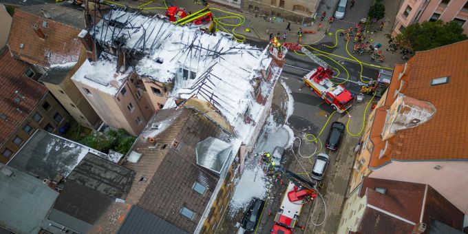 Beim Brand des Mehrfamilienhauses im thüringischen Apolda sind am frühen Sonntagmorgen zwei Personen getötet worden. Beim Brand des Mehrfamilienhauses im thüringischen Apolda sind am frühen Sonntagmorgen zwei Personen getötet worden.