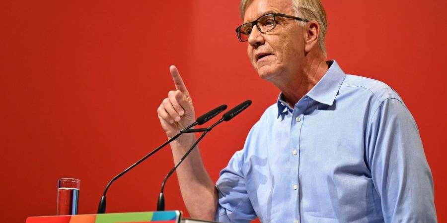 Dietmar Bartsch spricht beim Bundesparteitag der Linken in Erfurt.