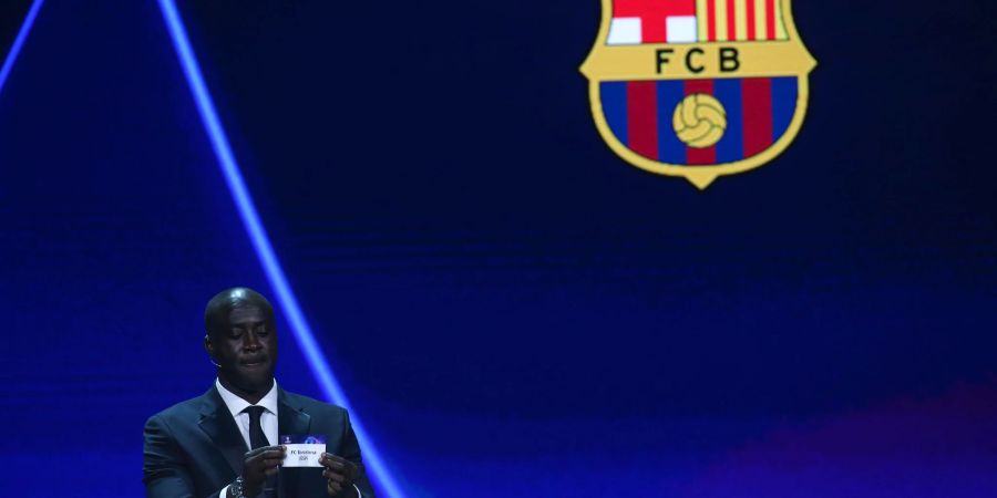 Yaya Toure, ehemaliger Fussballspieler aus der Elfenbeinküste, zeigt den Namen des FC Barcelona bei der Auslosung.