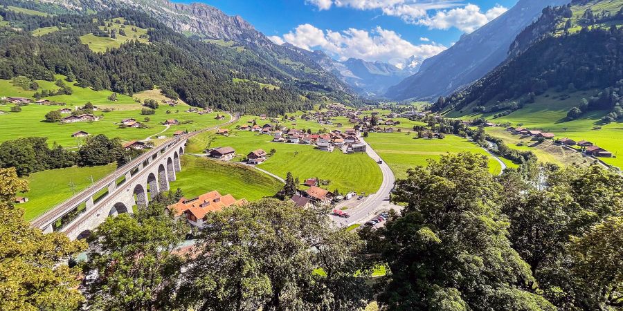 Blick das Kandertal hinauf in Richtung Kandersteg.