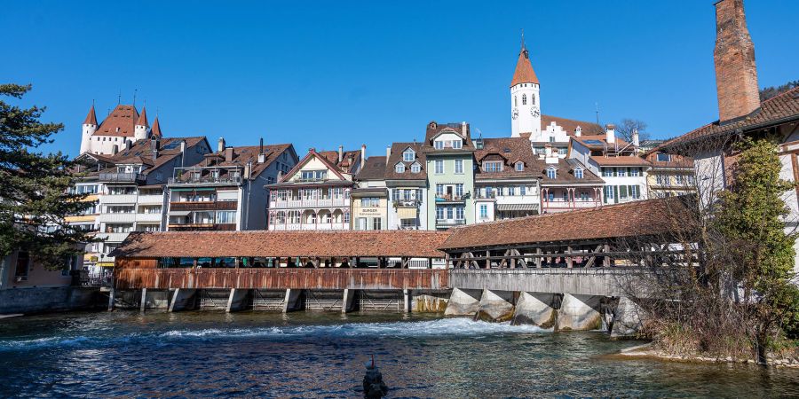 Blick auf das Schloss Thun und die Stadtkirche Thun vom Mürli aus. Im Vordergrund die Aare und die untere Schleuse.