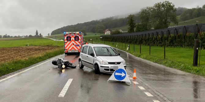 Der Motorradfahrer wurde mittelschwer verletzt.