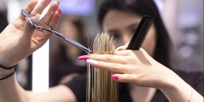 Eine Coiffeuse bei der Arbeit. (Symbolbild) coiffeur