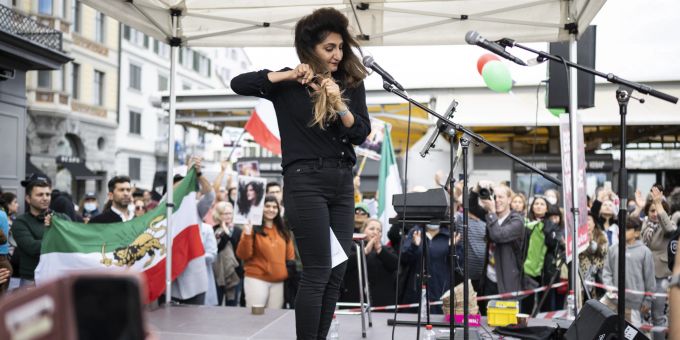 Iran-Proteste - Nationalrätin Arslan schneidet sich bei Demo Haare ab