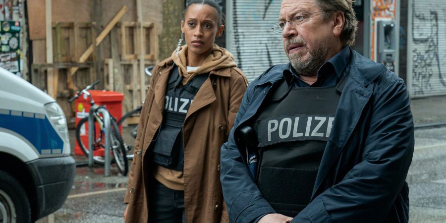 Lulu (Sabrina Ceesay) und Erichsen (Armin Rohde) im Einsatz.
