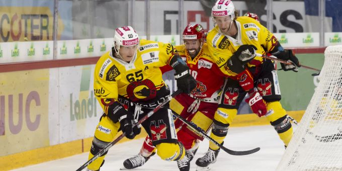 Ramon Untersander und Jesse Zgraggen (SCB) gegen Etienne Froidevaux (EHC Biel) in der National League. SCB Biel National League