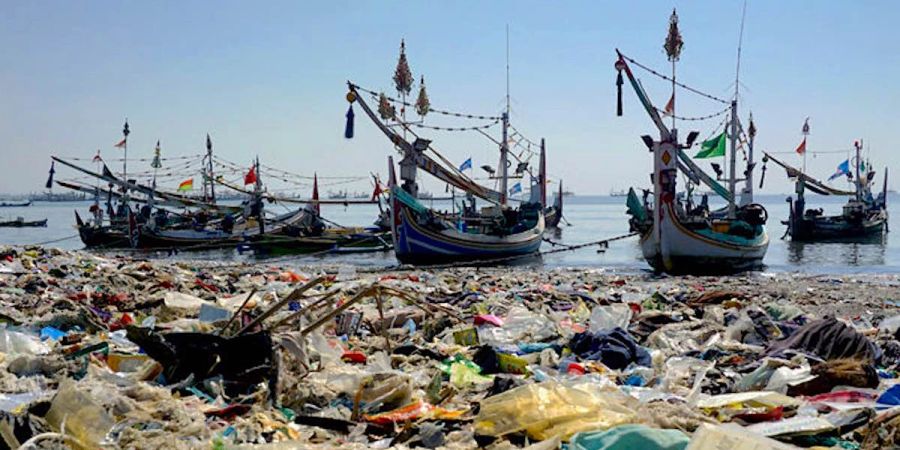 Plastikmüll an Küste von Indonesien