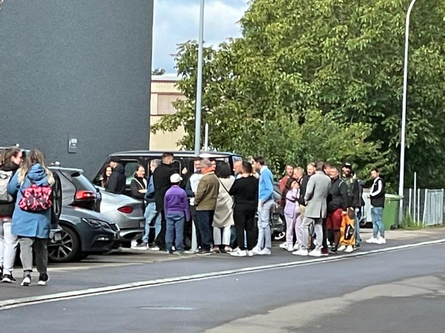 Die Menschen stehen vor der Yakin-Arena Schlange.