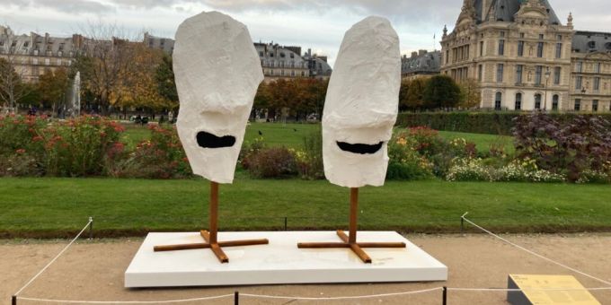 Zwei etwas verloren wirkende Lemurenköpfe von Franz West im Jardin des Tuileries. Zwei etwas verloren wirkende Lemurenköpfe von Franz West im Jardin des Tuileries.