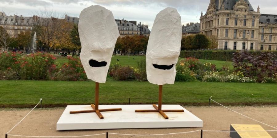 Zwei etwas verloren wirkende Lemurenköpfe von Franz West im Jardin des Tuileries.