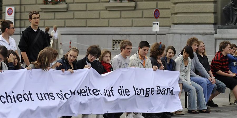 Die Forderung nach einem Stimmrechtsalter 16 hat eine lange Vorgeschichte - hier eine Aktion 2008 auf dem Bundesplatz. (Symbolbild)