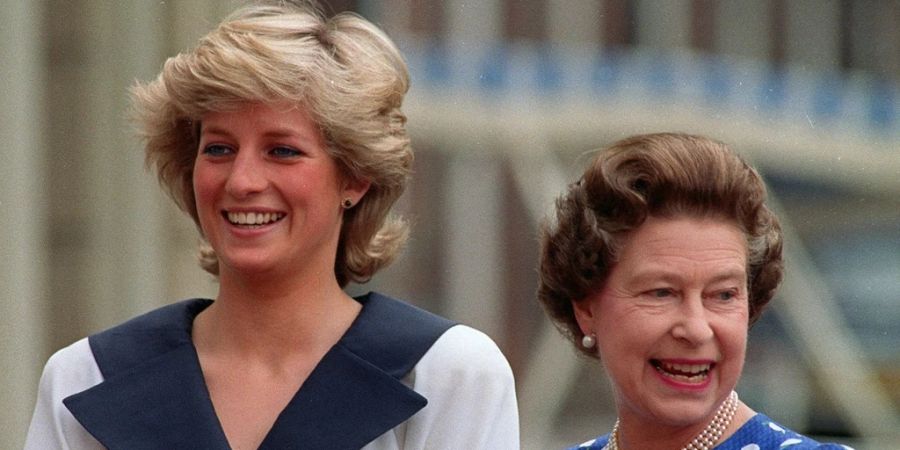 Prinzessin Diana (links) und Queen Elizabeth. Auch der verstorbenen Königin wurde schon vorgeworfen, den Tod von Diana geplant zu haben.