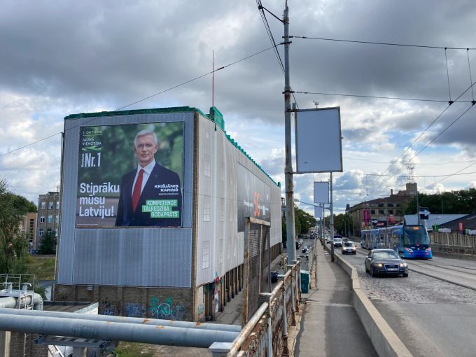 Ein riesiges Wahlplakat der liberalkonservativen Regierungspartei Jauna Vienotiba mit einem Porträt von Ministerpräsident Krisjanis Karins hängt an einer Hauswand in der Hauptstadt Riga. Lettland wählt neues Parlament