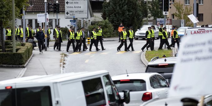 Mit Schildern und gelben Westen bewaffnet, protestieren die Piloten der Swiss. (KEYSTONE/Alexandra Wey) swiss piloten