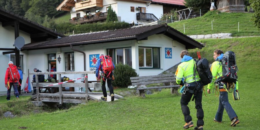 Rettungskräfte kommen nach einer weiteren Suchaktion am Hochkalter zurück nach Ramsau bei Berchtesgaden.