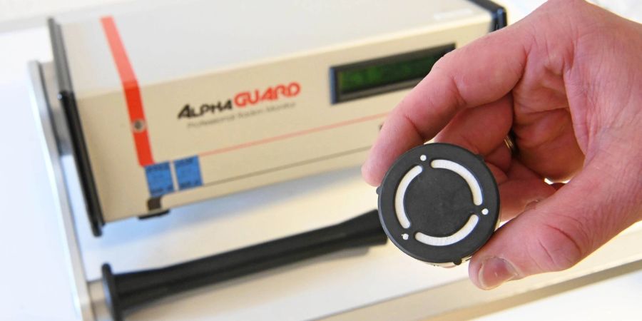 Die Konzentration von Radon kann auf zwei Arten gemessen werden: Mit dem Karlsruher Radonexposimeter (im Vordergrund) kann eine passive Radonmessung durchgeführt werden. Im Hintergrund ist ein Messgerät zur aktiven Radonmessung zu sehen.