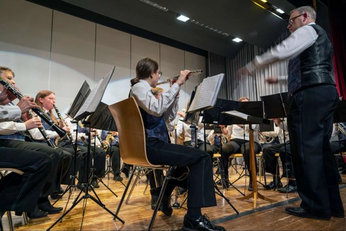 Die Musikgesellschaft Oberbalm spielt unter der Leitung von Peter Bühler.
