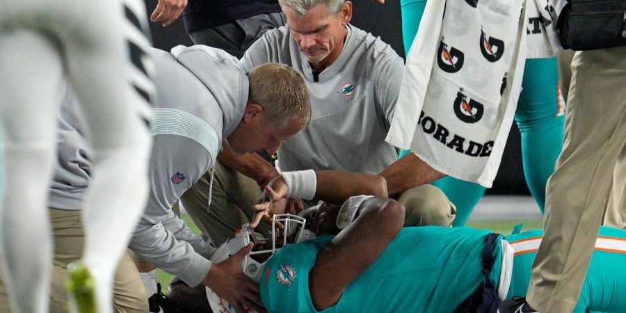 Dolphins-Quarterback Tua Tagovailoa wird auf dem Feld liegend untersucht.