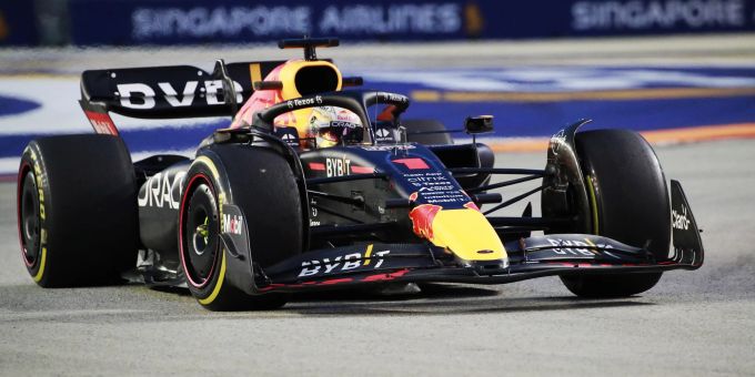 Max Verstappen auf der Strecke der Formel 1 in Singapur. Leclerc Verstappen