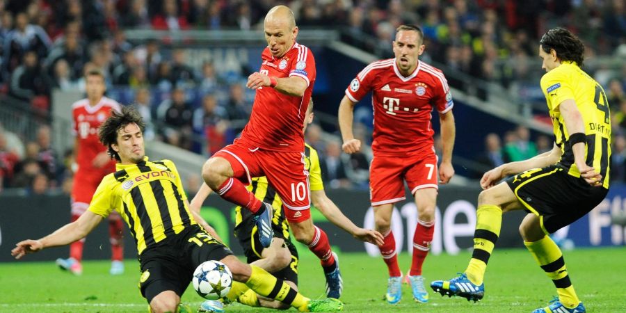 2013: Arjen Robben (M) von Bayern München am Ball gegen Borussia Dortmund Verteidiger Mats Hummels (l.).