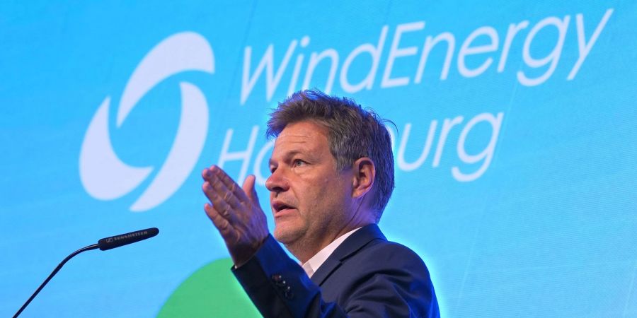 Robert Habeck (Bündnis 90/Die Grünen), Bundesminister für Wirtschaft und Klimaschutz, spricht während der Eröffnung der Messe WindEnergy Hamburg.