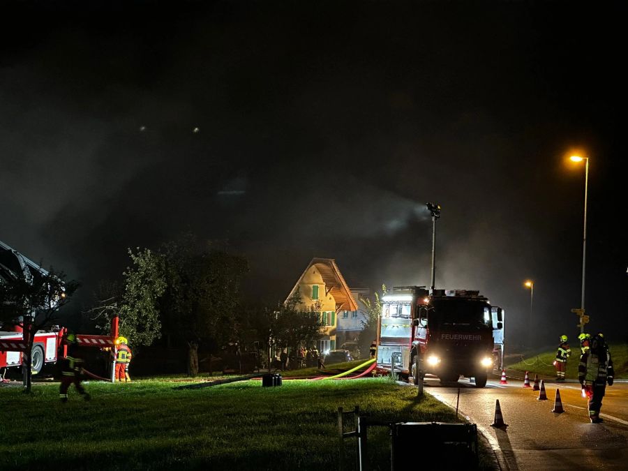 Die Feuerwehr dürfte noch bis in die Morgenstunden mit dem Löschen der Glutnester beschäftigt sein.