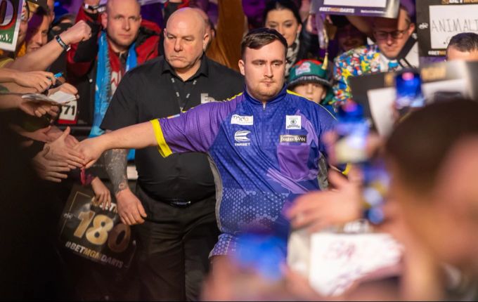 Derzeit verdient Luke Littler rund 5600 Franken pro Tag. Luke Littler Darts