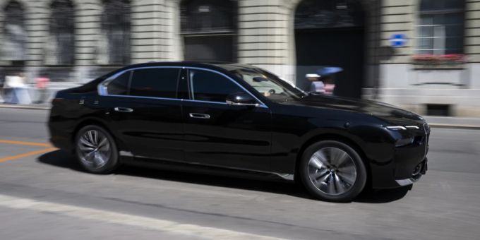 Künftig fährt auch die Basler Regierung im BMW i7. Der Bundesrat hatte im Juni 2023 den Kauf dreier Elektro-Limousinen des Typs BMW i7 bekanntgeben. BMW i7