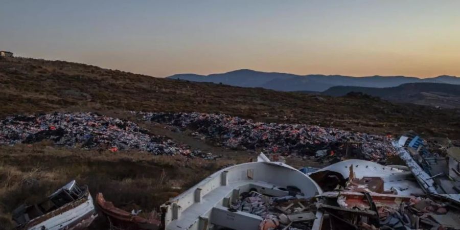 Zerbrochene Boote und von Flüchtlingen zurückgelassene Rettungswesten auf der griechischen Insel Lesbos. Foto: Angelos Tzortzinis/dpa