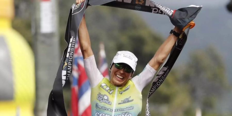 Erste: Anne Haug feiert den Sieg beim Ironman auf Hawaii. Foto: Marco Garcia/AP/dpa