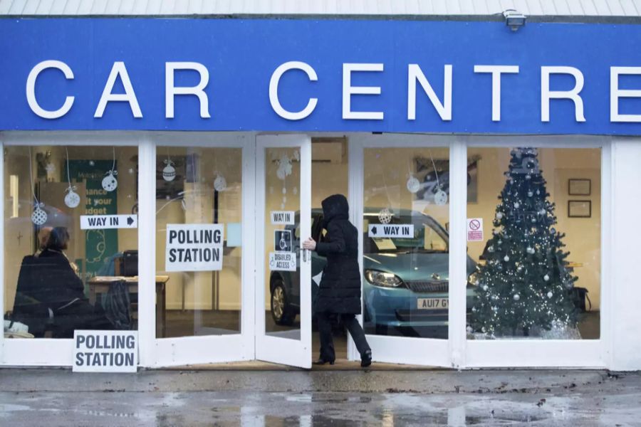 Dieses Auto-Center in Hampshire ist heute auch ein Wahllokal.