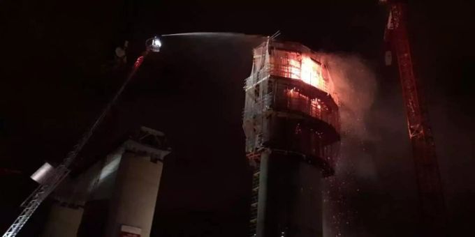 Das Feuer auf der Baustelle der Morandi Brücke in Genua. Genua