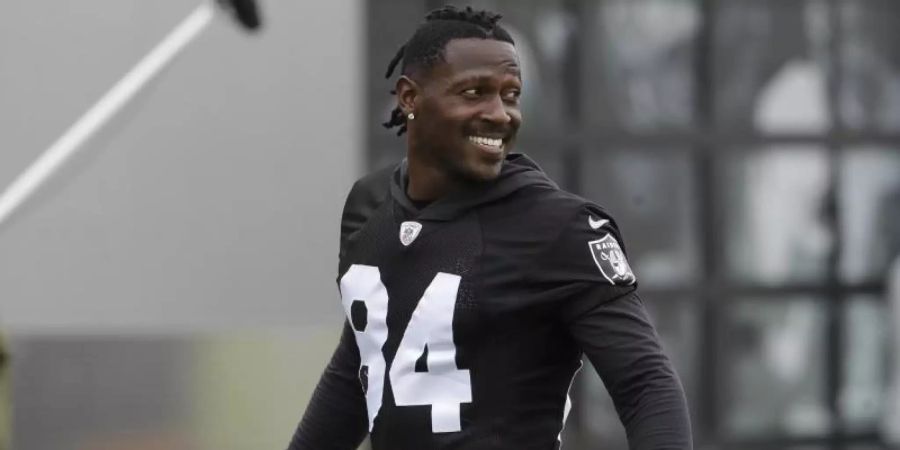 Football-Star Antonio Brown spricht auf Twitter vom Karriereende. Foto: Jeff Chiu/AP