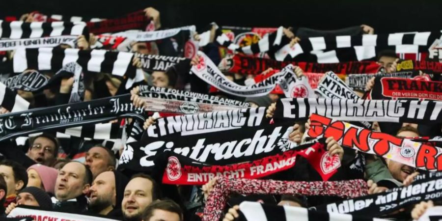 Dürfen beim Spiel in Lüttich neben dem Stadion auch das Stadtgebiet nicht betreten: Fans von Eintracht Frankfurt. Foto: Frank Rumpenhorst/dpa