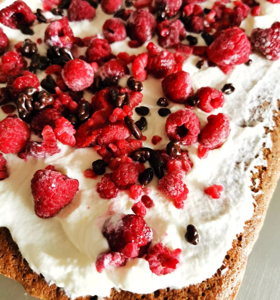 Schokolade-Himbeer-Roulade mit viel Rahm.