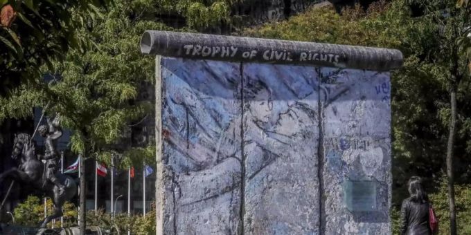 Ein Teil der Berliner Mauer im Skulpturengarten am Hauptsitz der Vereinten Nationen. Foto: Bebeto Matthews/AP/dpa Ein Teil der Berliner Mauer im Skulpturengarten am Hauptsitz der Vereinten Nationen. Foto: Bebeto Matthews/AP/dpa