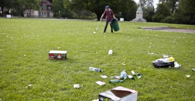 Auch in der Stadt selbst müssen Parkanlagen und Wiesen regelmässig von Abfall befreit werden. Hier am Beispiel der Park am Zürichhorn. Park Zürich