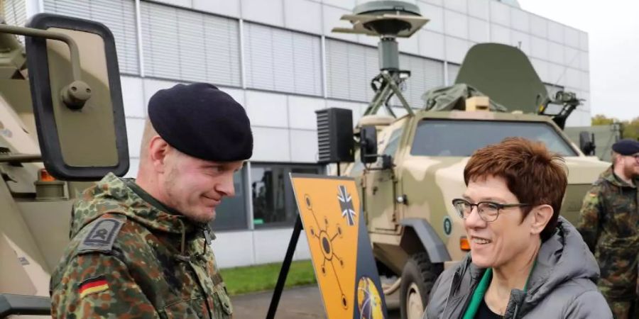 Bundesverteidigungsministerin Annegret Kramp-Karrenbauer bei einem Besuch des Bundeswehrstandorts Rheinbach. Foto: Oliver Berg/dpa