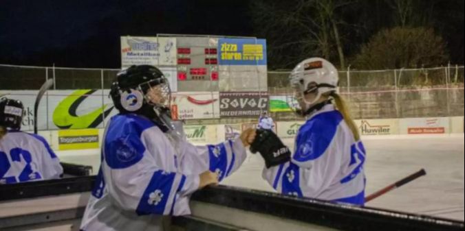 Zwei Spielerinnen klatschen sich nach dem Tor ab.
